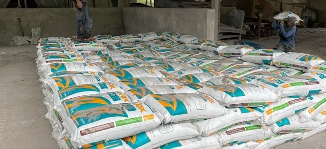 Sacos de producto apilados en el área de almacenamiento de ADN
