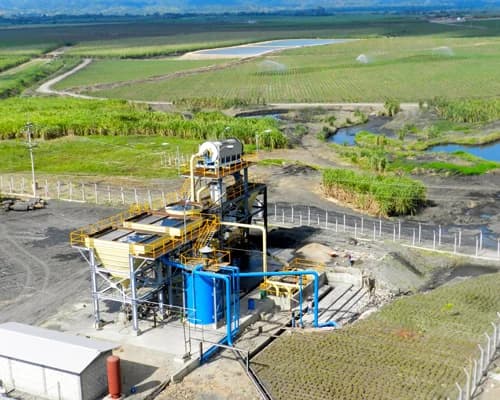 Instalaciones industriales de Chumbagua junto a campos de caña de azúcar