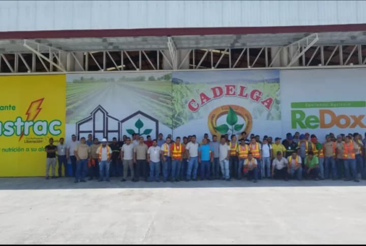 Equipo de Fertiagrho reunido frente a un mural de Cadelga