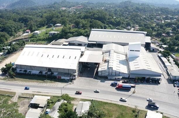 Vista aérea de las instalaciones y bodegas de Fertiagrho junto a la carretera