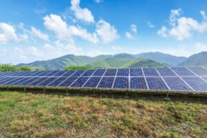 scenic-solar-farm-in-a-mountain-landscape-2026-03-26-06-50-17-utc 1-convertido-a-mediano