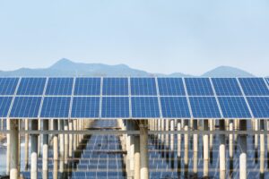 solar-panels-reflecting-sky-and-mountains-2026-03-18-05-01-47-utc-convertido-a-grande